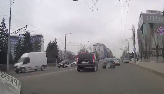 В столице видеорегистратор запечатлел три нарушения ПДД за пять минут.