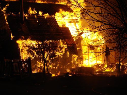 Serviciul Protecţiei Civile şi Situaţiilor Excepţionale atenţionează populaţia să ţină cont de regulile antiincendiare. Foto: newsme.ro