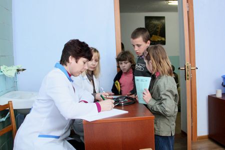 Astfel, în cadrul mai multor vizite la faţa locului, copiilor şi adolescenţilor cu vârsta cuprinsă între 7-16 ani, le-au fost oferite consultaţii medicale. 