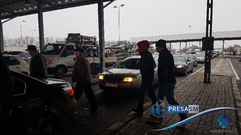Vama Petea, luată cu asalt de români. Cozi mari, toate benzile deschise. Foto: presasm.ro