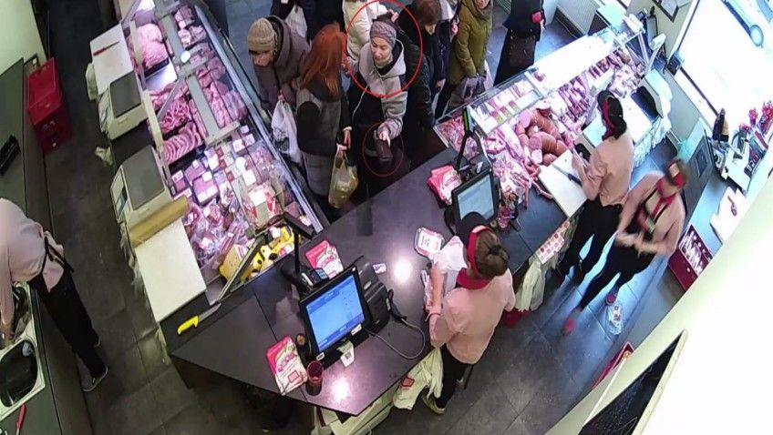 O femeie este căutată de poliţiştii sectorului Centru.