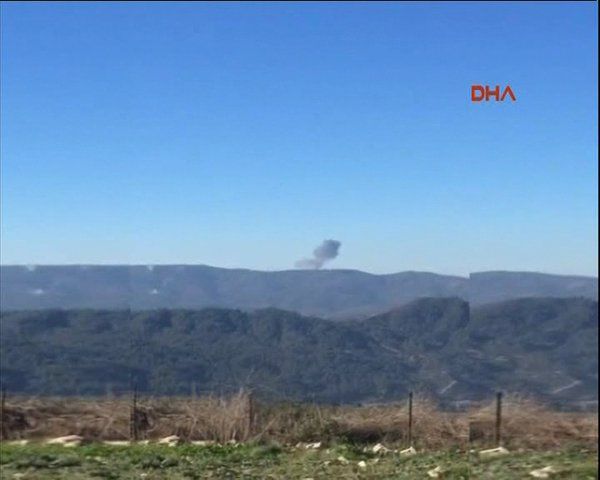 Un avion militar neidentificat s-a prăbușit în apropiere de granița Siriei cu Turcia, iar presa spune că a fost doborât de armata turcă.
