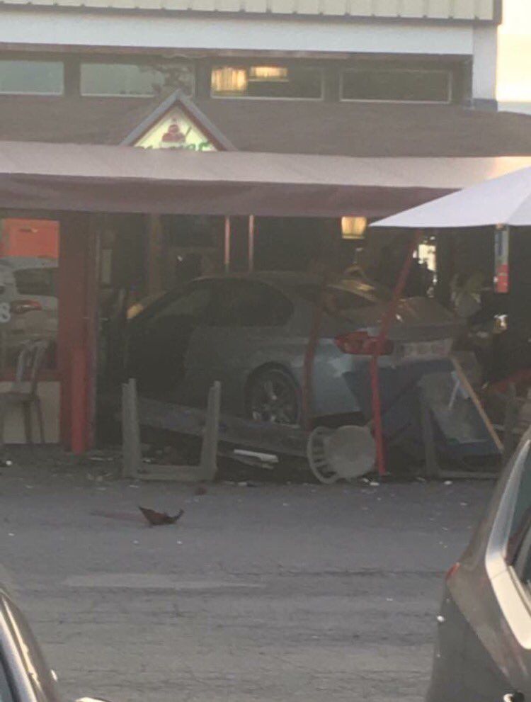 O mașină a intrat într-o pizzerie. O fetiță a murit. Sunt răniţi. Foto: tvr.ro