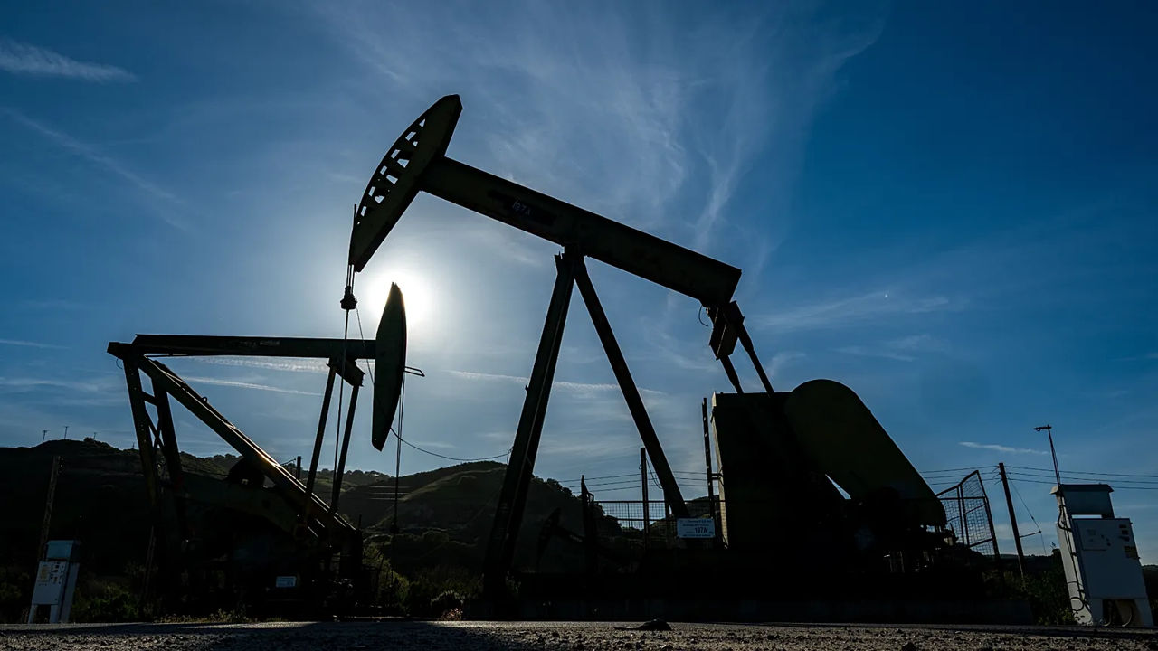 Prețurile mondiale la petrol s-au stabilizat peste 100 de dolari.
