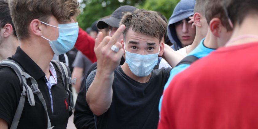 Группа молодых людей перед зданием правительства организовала контрпротест.