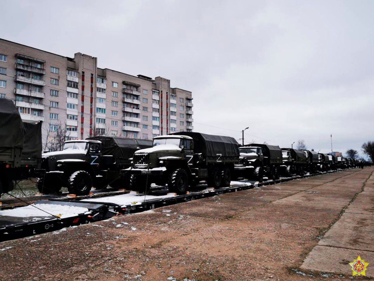 Россия перебрасывает в Беларусь эшелоны с военными.