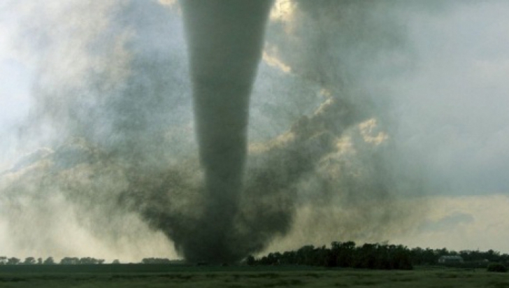 Până la 26 de tornade au fost raportate în Oklahoma, Kansas, Illinois şi Iowa, potrivit Serviciului Naţional american de Meteorologie, statele Oklahoma şi Kansas fiind cele mai afectate. 