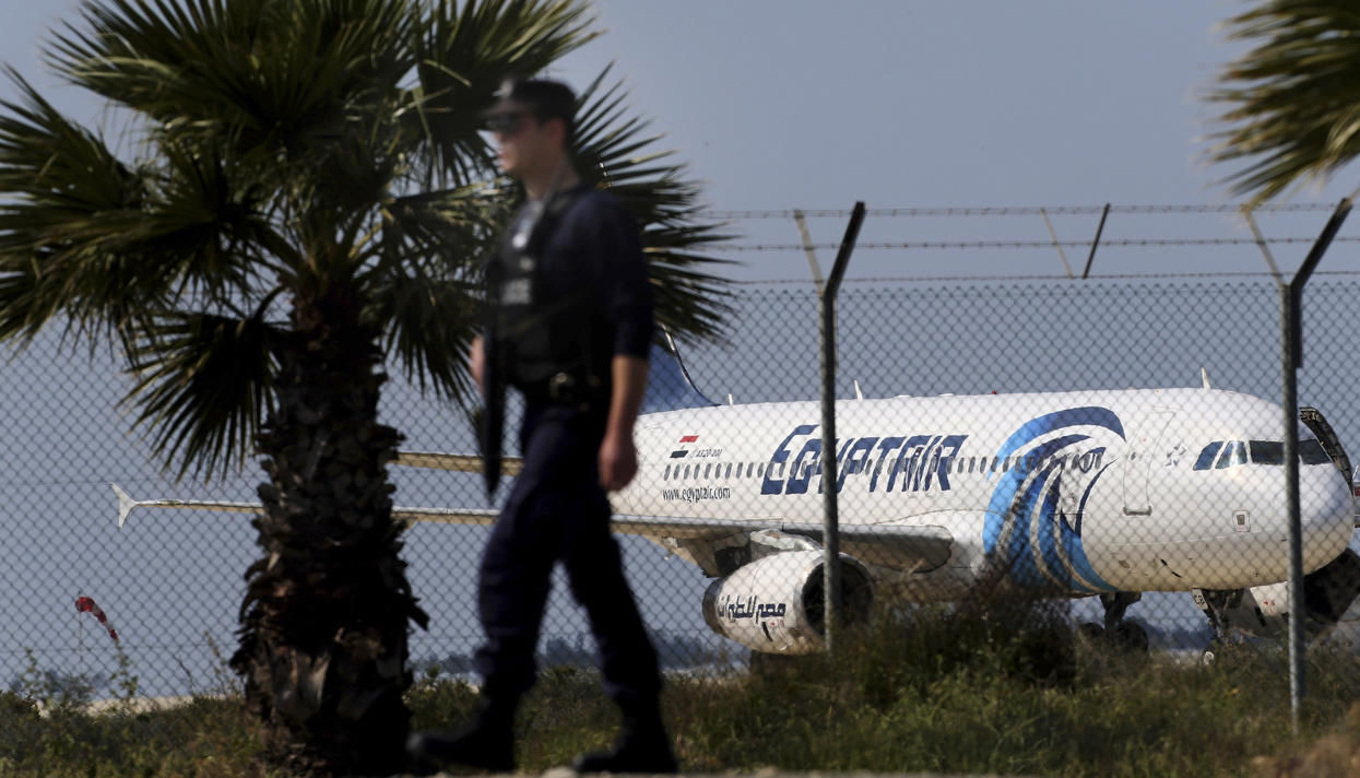 Nici EgyptAir, nici Ministerul Aviației Civile nu au făcut niciun comentariu privind ultimele manevre ale aparatului.