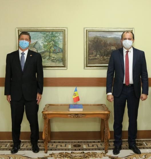 Глава МИДЕИ обсудил с послом Великобритании двустороннюю повестку дня. Фото: mfa.gov.md.