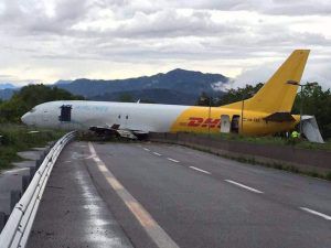 Un avion cargo a ieșit de pe pistă în timpul aterizării pe aeroportul din Bergamo, în Italia.