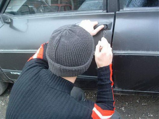 Trei minori au fost reţinuţi după ce au răpit o maşină la Căuşeni. Minorii şi-au recunoscut vina, mărturisind că au avut intenţia de a se plimba cu automobilul.