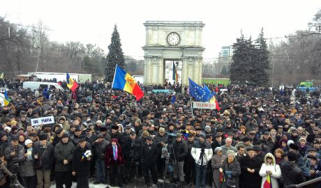 Протестующие на ПВНС попросили помочь им остановить олигарха Владимира Плахотнюка.