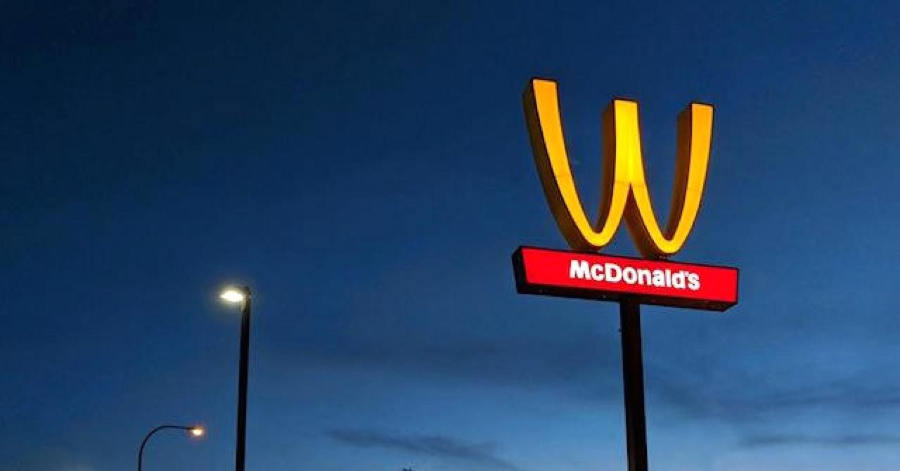 CNN: McDonald's впервые в истории изменил логотип в честь 8 Марта.