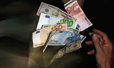 Moneda europeană și dolarul american continuă să piardă din valoare.