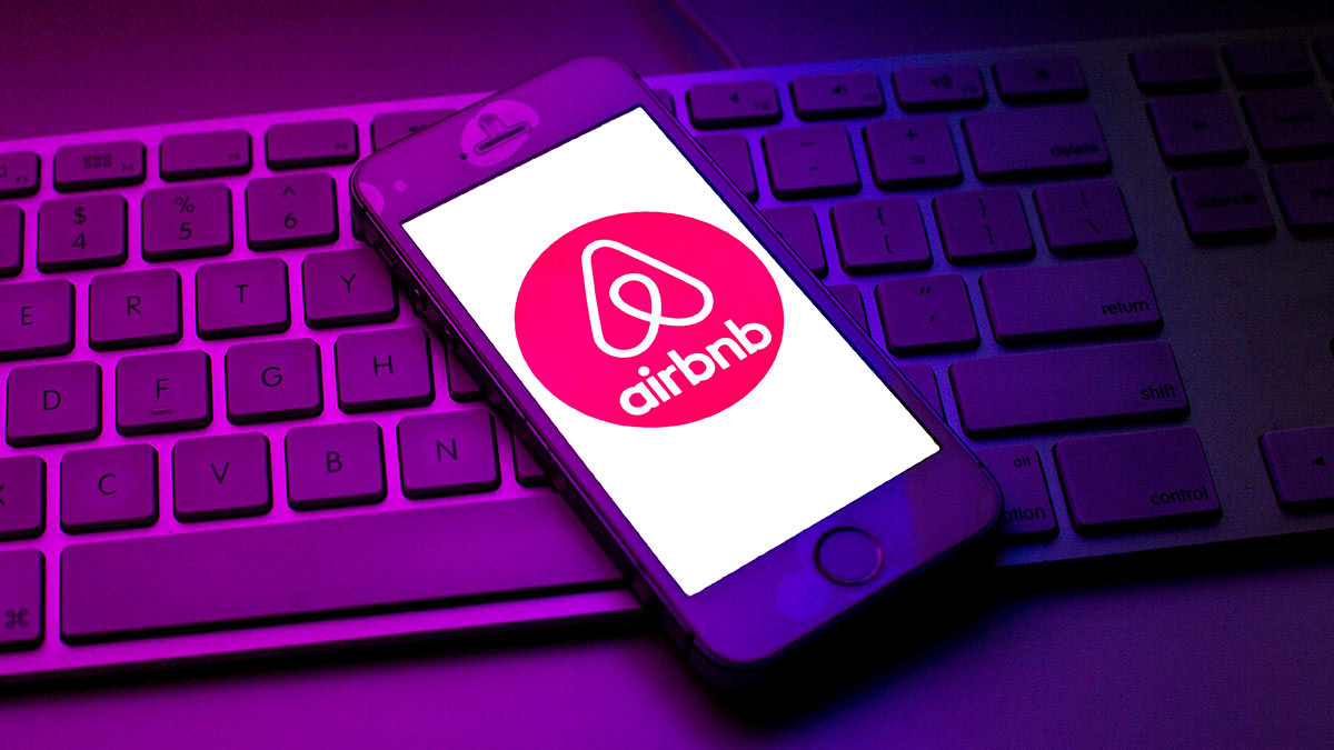 Сервис Airbnb остановил работу в России и Беларуси.
