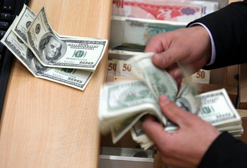 Și dolarul a crescut cu cinci bani și poate fi tranzacţionat astăzi cu 18 lei și 12 bani.
