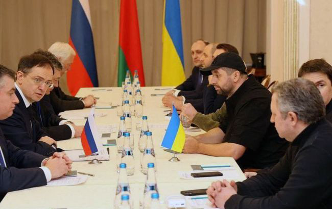 Украинская и российская делегации завершили первый раунд переговоров.