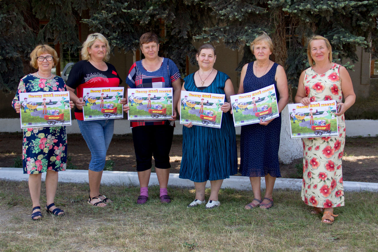 Жительницы Гоян заботятся о чистоте села и Днестра.