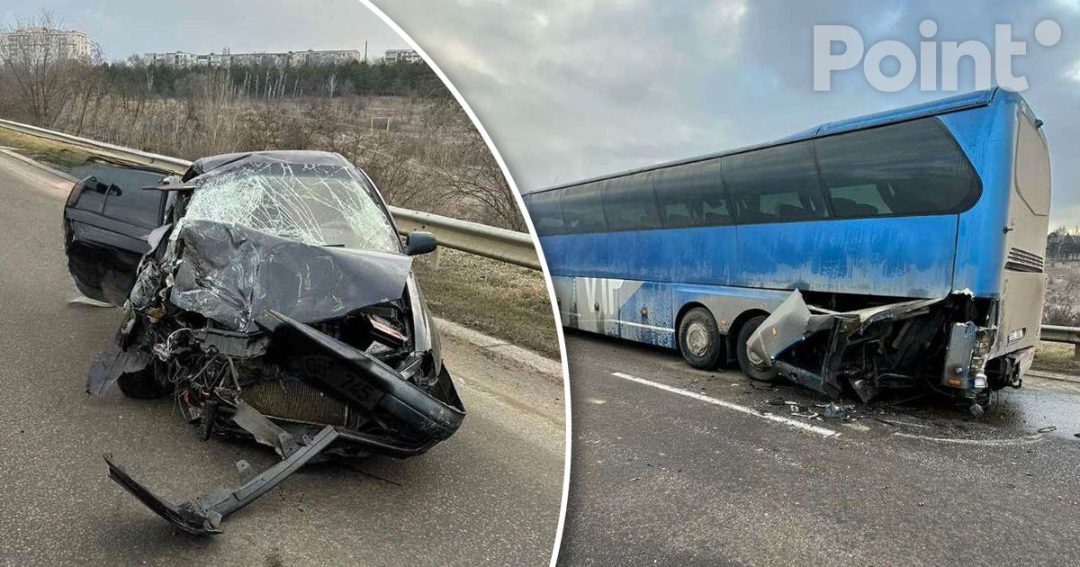 Un autobuz și o mașină s-au ciocnit în apropiere de Ialoveni: Două persoane, transportate la spital.