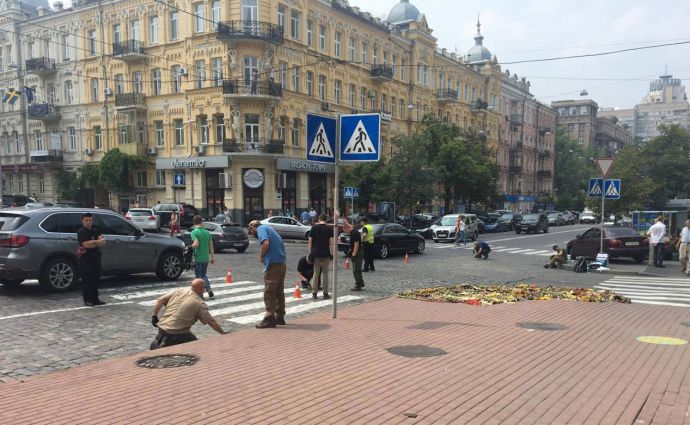 На месте убийства журналиста Павла Шеремета работают эксперты.