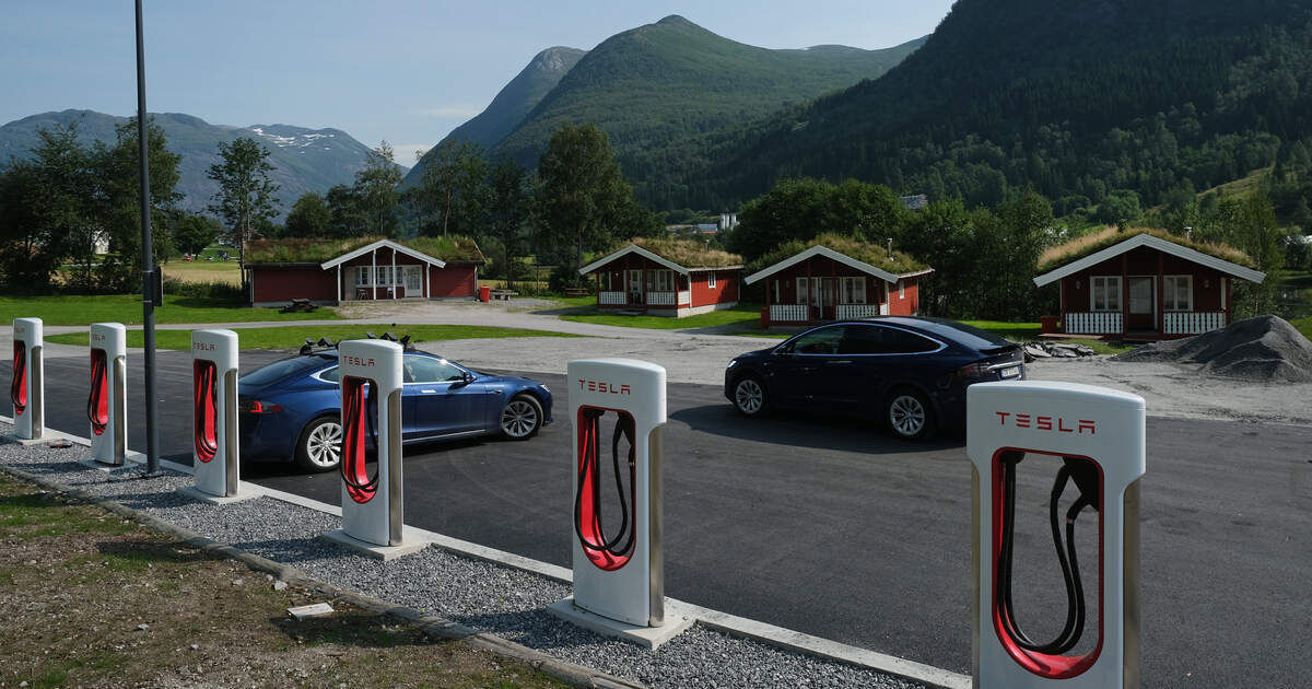 În Norvegia sunt mai multe mașini electrice decât pe benzină.