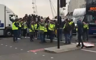 Сторонники Brexit в желтых жилетах перекрыли Вестминстерский мост.