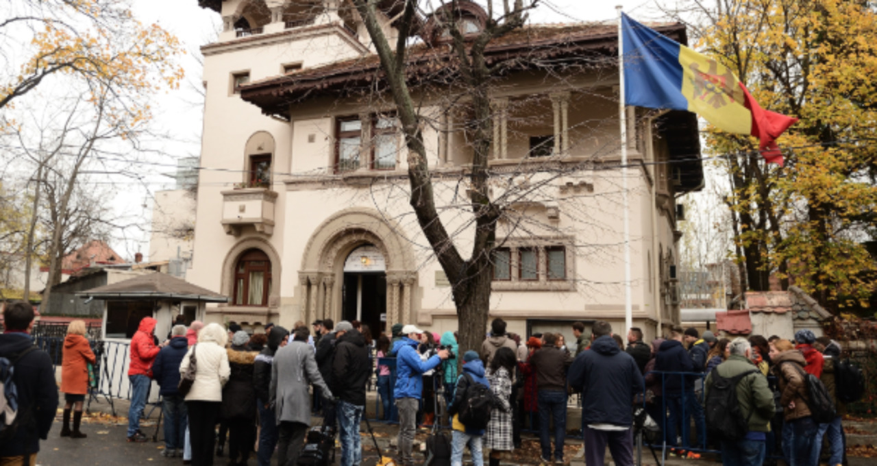 Сотни людей выстраиваются в очередь у посольства Молдовы в Бухаресте. Фото: zdg.md.