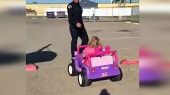 Un polițist a oprit o fetiță care conducea o mașină de jucărie și i-a cerut actele. 