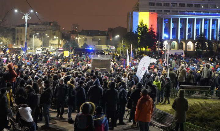 Аналогичные, менее масштабные демонстрации прошли как минимум в десяти других городах страны.