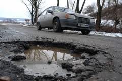 Însă când vine vorba despre realitatea îndeplinirii, cum în realitate au fost cheltuiți banii acestui fond, câți kilometri de drum nou au fost construiți, reparați capital, întreținuți, etc., aici totul este ca ”noaptea întunecată în garafă”. 