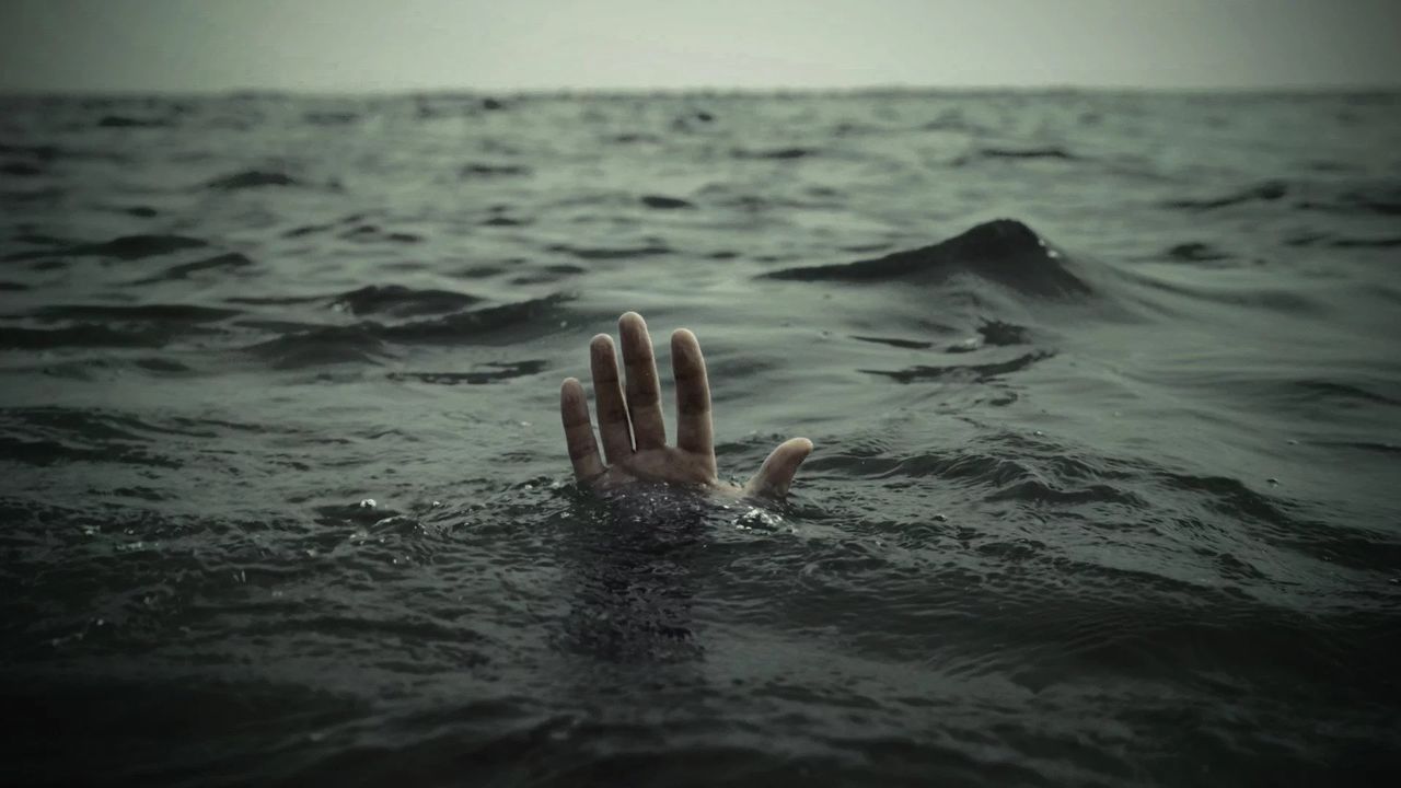 Девочка, проходившая мимо водоема вместе с 7-летним мальчиком, увидела пластиковую бутылку и попыталась за ней дотянуться.