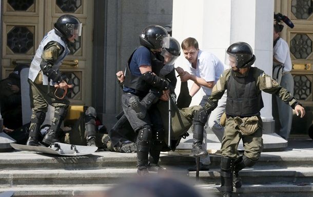 Скончался еще один раненный в ходе беспорядков у Рады военный.