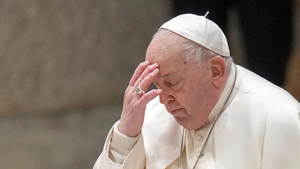 Papa Francisc învață să vorbească din nou după o pneumonie severă.