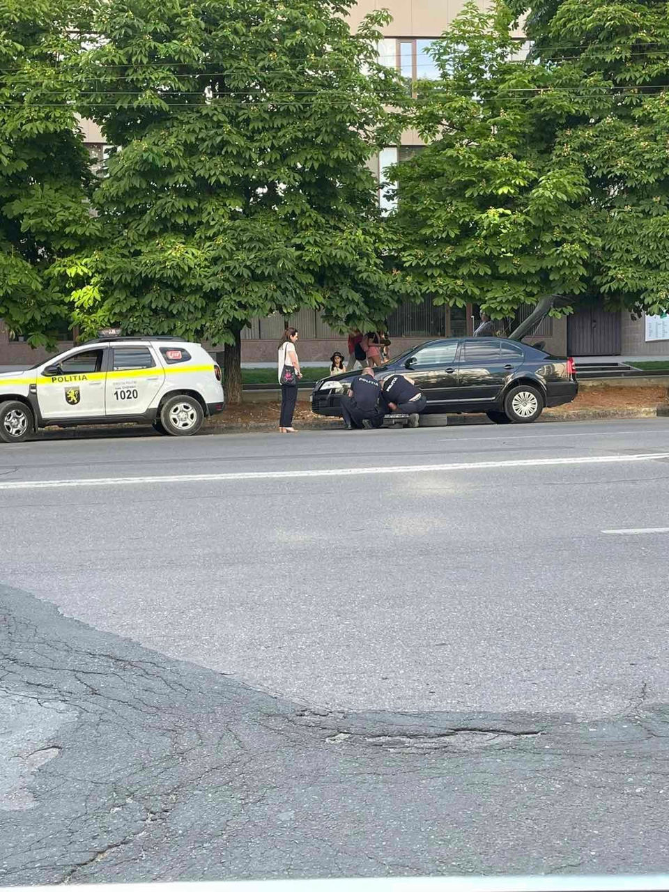 В Кишиневе полицейские-джентльмены оказали помощь женщине-водителю.
