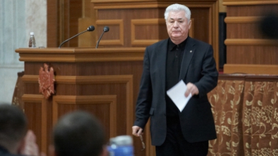 Правительство ушло в отставку 5 марта, получив вотум недоверия парламента. 