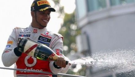 Unii cu nume, pentru că i-a salutat pe rînd prin oglinda retrovizoare pe Webber, Raikkonen, Massa şi Alonso. 
