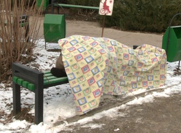 O femeie in varsta de 66 de ani, din Straseni, si-a gasit sfarsitul pe o banca din fata Asociatiei medicale teritoriale din sectorul Ciocana.