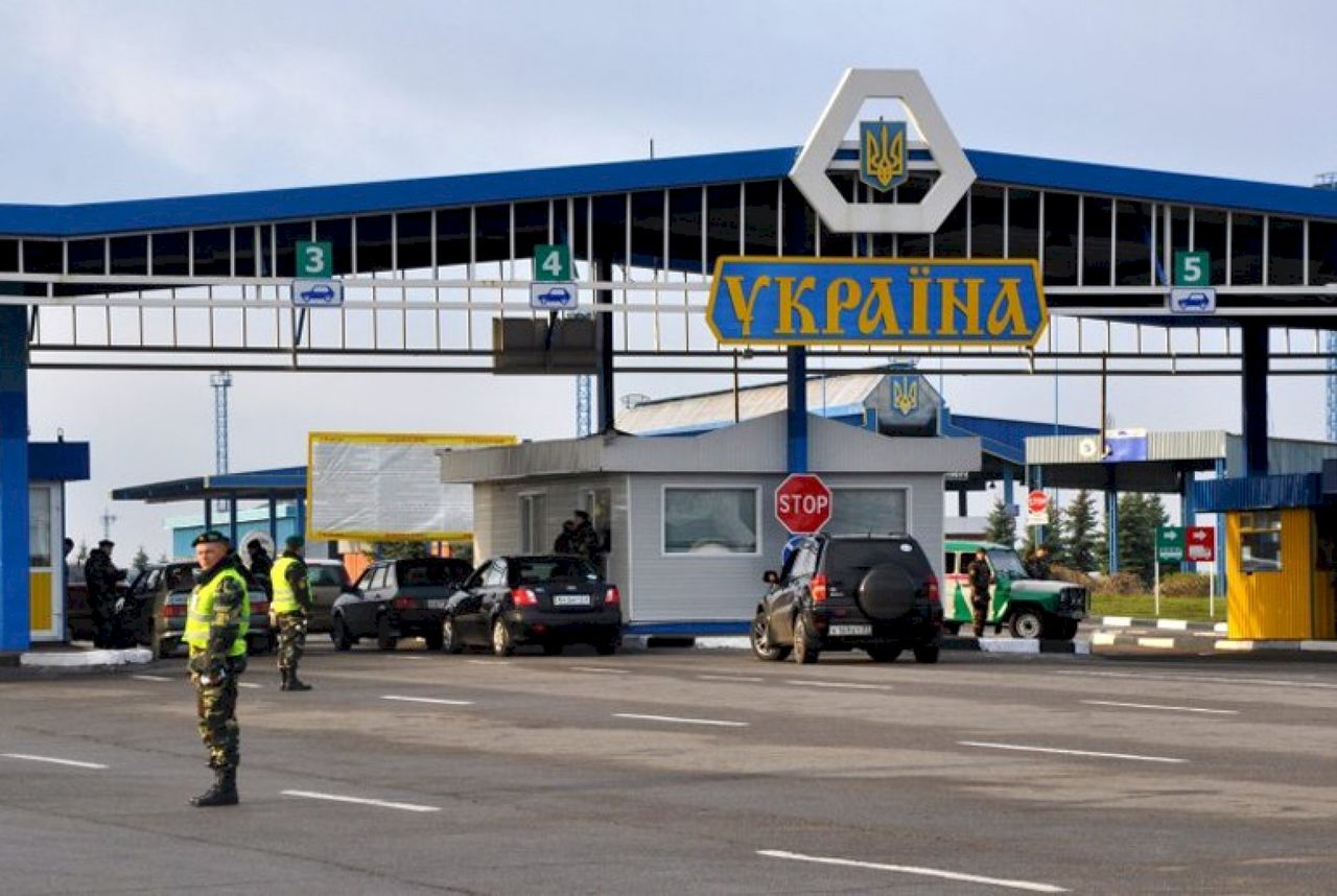 На Украине за получение взяток от граждан Молдовы таможеннику грозит суд.