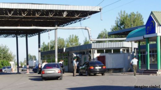 Totodată, autovehiculul în valoare de peste 25 mii euro a fost staționat la punctul de trecere a forntierei pentru continuarea cercetărilor.