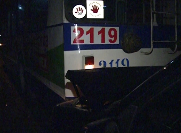 Accident pe strada Zelinschi din capitala. O masina s-a ciocnit cu un troileibuz oprit in statie.