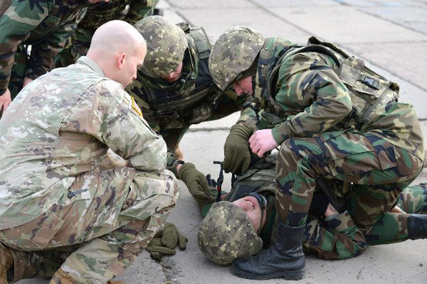 Группа американских медиков проводит тренинг с военнослужащими РМ.