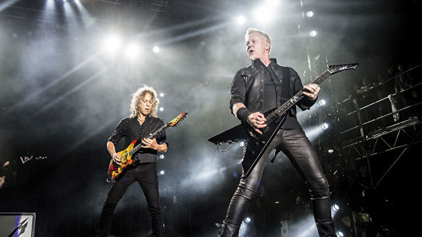 Опубликована "шпаргалка" музыкантов Metallica с текстом "Группы крови".