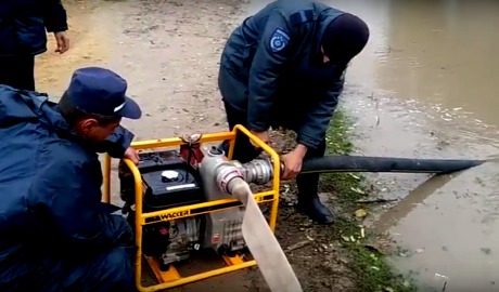 В среду, 12 октября, спасателей в южной части страны вызвали для уборки деревьев, упавших на машины и трассы.