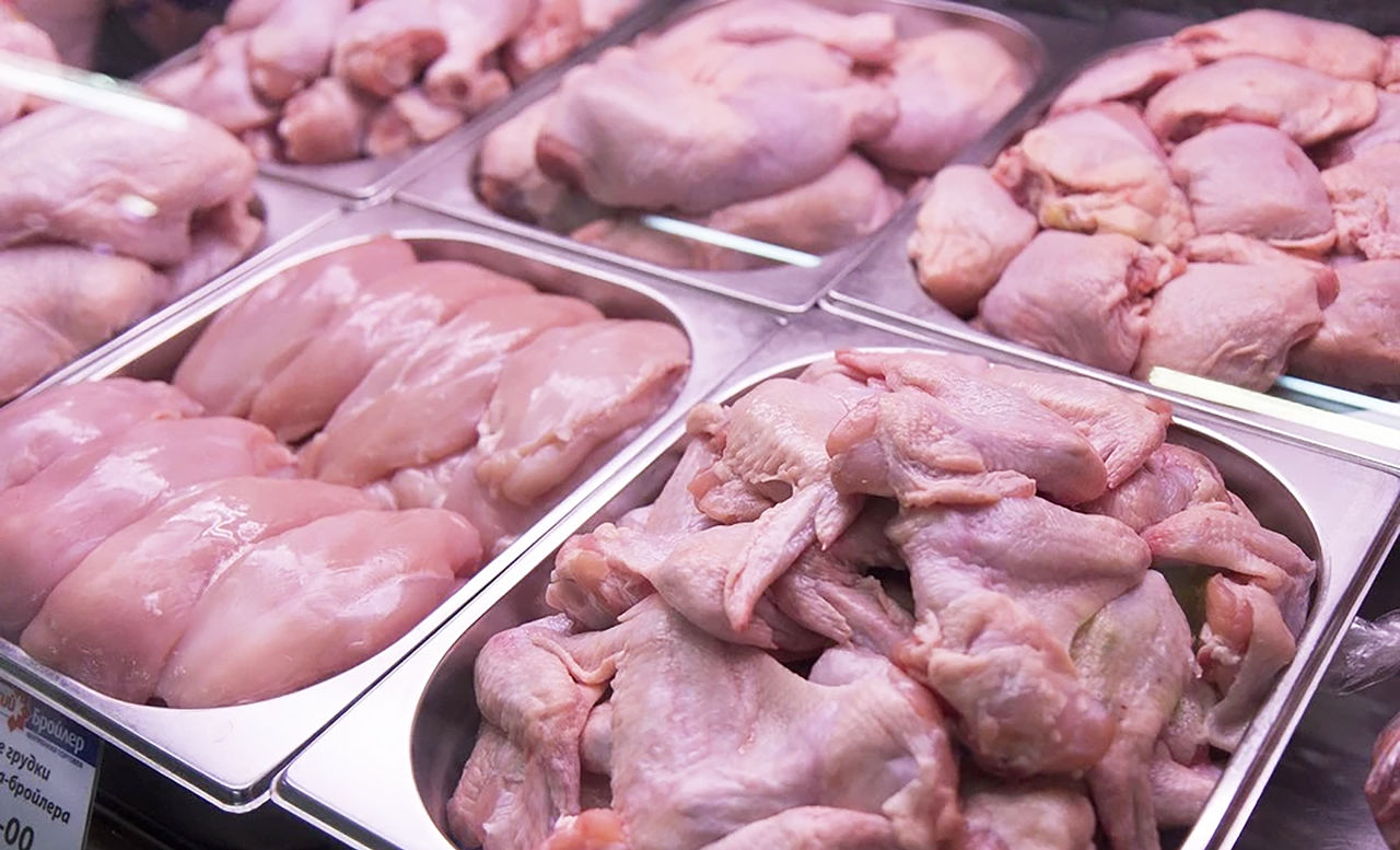 В курятине из Украины нашли сальмонеллу.