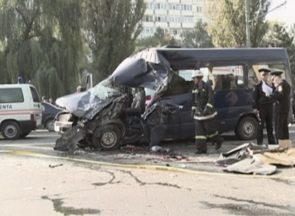 Inca o victima a tragicului accident de acum 2 saptamani cand un microbuz de ruta s-a ciocnit violent cu o camioneta.