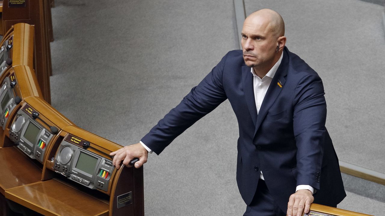 Украинский депутат пригрозил отрезать голову прохожему.