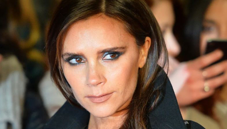 Виктория Бекхэм спела песню Spice Girls для гостей караоке-бара во Франции.