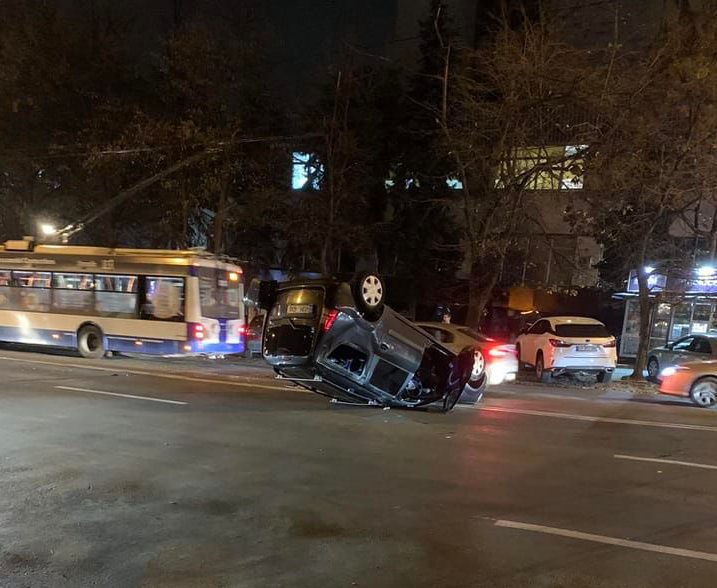 На Ботанике перевернулся автомобиль: есть пострадавшие.