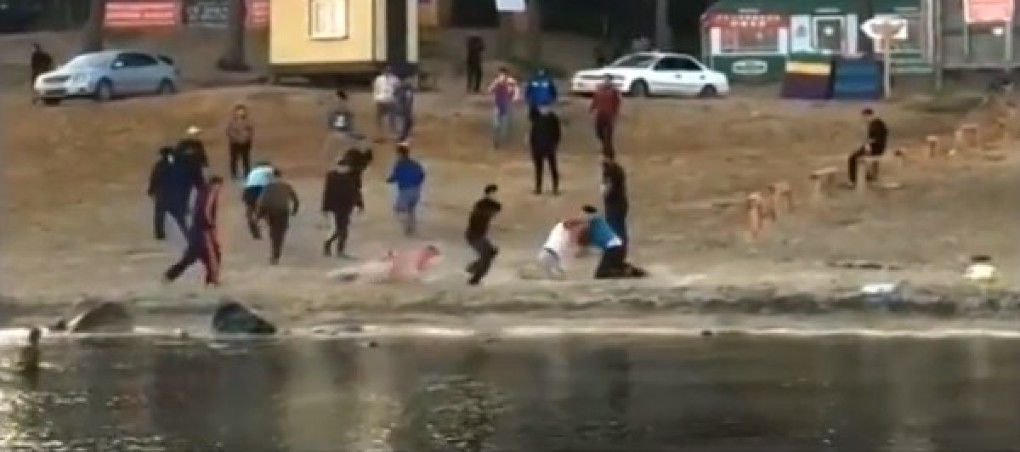  Momentul în care un sportiv rus este ucis în bătăi. Se odihnea pe malul râului. Foto: realitatea.md