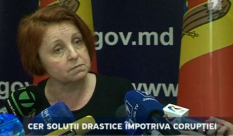 Formatorii de opinie i-au cerut şefului Cabinetului de miniştri acţiuni drastice pentru a-i pedepsi pe cei care au furat banii din sectorul bancar. Foto: jurnal.md